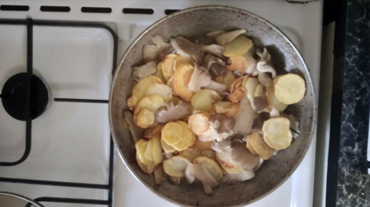 Ароматные вешенки с картофелем