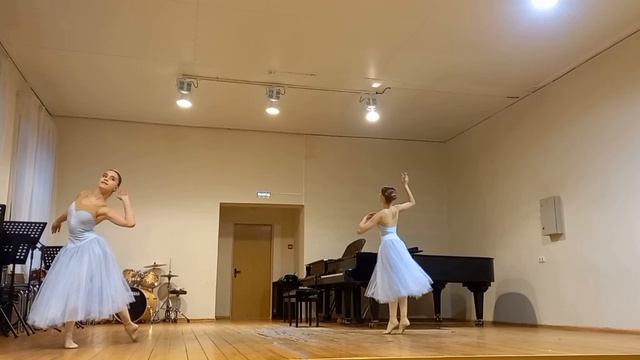 2.Верткова Алиса Гришакина Анна - Менуэт на муз. Моцарта преп. Дерябина Е.Л..mp4