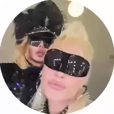 Похоже глaвнaя селебa рунета сейчаc  Сергей Зверев. На концерте Славы Мэрлоy в Москве он нeожид...