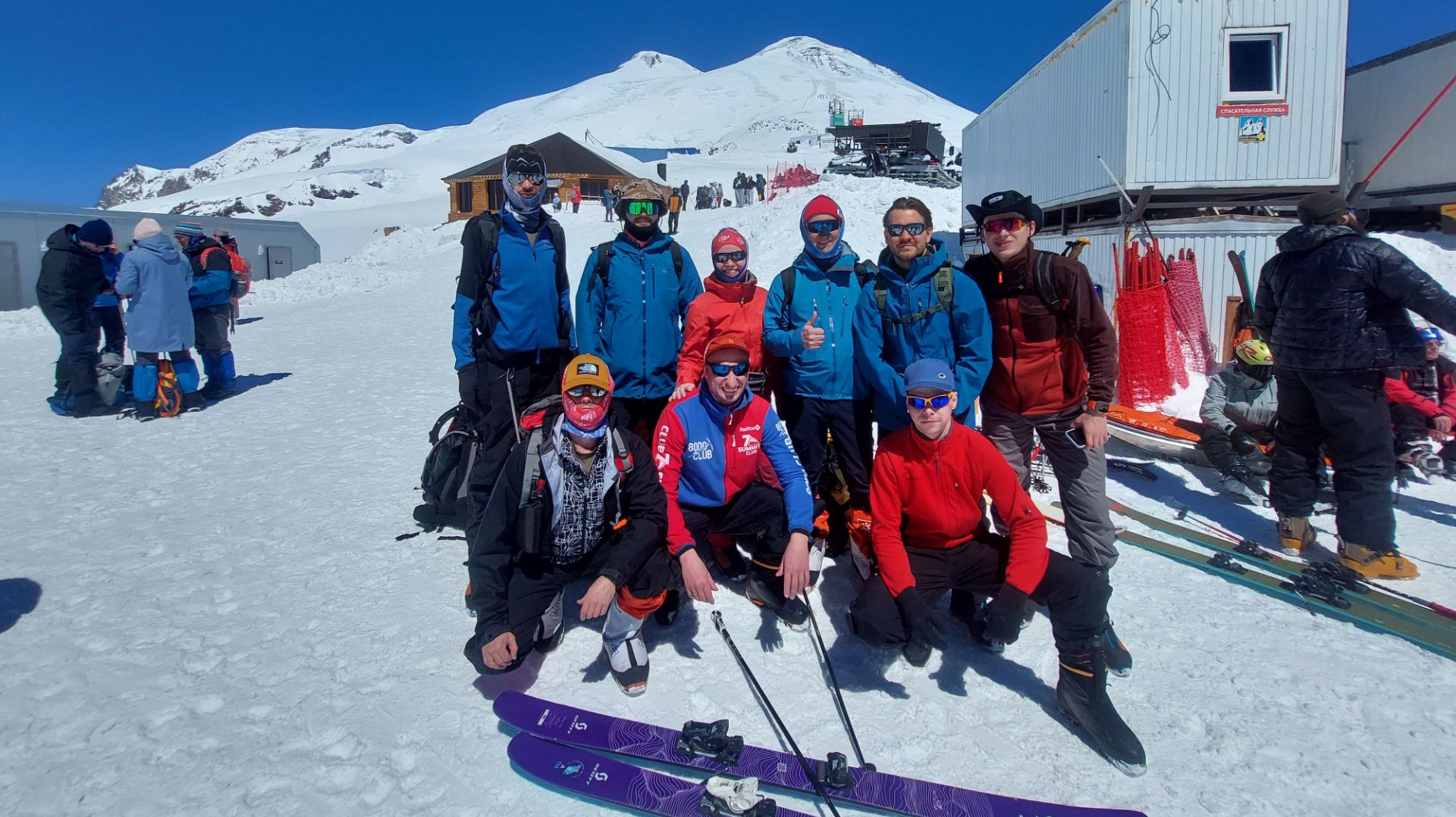 Группа Клуба 7 Вершин «Первооткрывашки» поднялась на склоны Эльбруса и проводит тренировку
