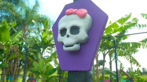 Настя  с друзьями играют в школу Монстр Хай