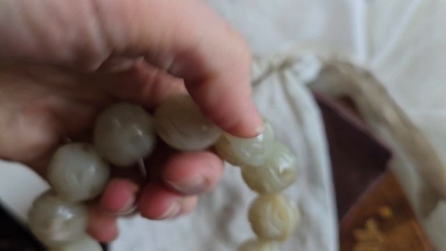 Нефрит крупные бусины 21 мм. Белый