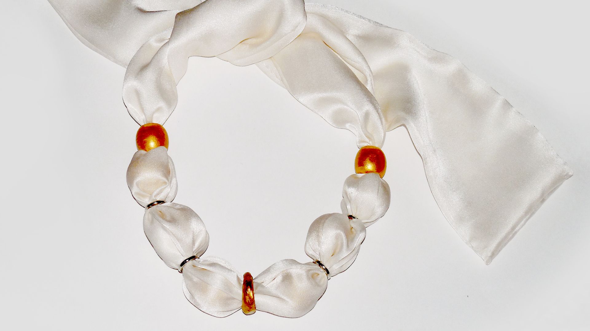 Бусы колье из натурального шелка Грация цвет года Cloud Dancer