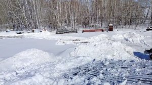 МТЗ 82 чистка снега ковшом, снежный десант на крыше в снегу