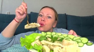 Мукбанг от Яновны Дамплинги и пельмени жареные, огурец, зелень. Еда вкуснота.
