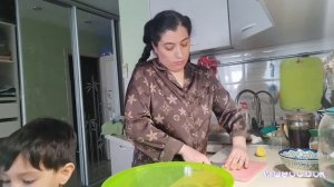 Готовлю ленивую самсу/Мой дебют по приготовлению теста.mp4