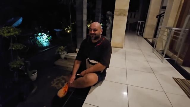 Прилетели на Бали! Неприятный сюрприз наша оплата отеля не прошла! Мы бомжи_ Ужин с Сашей.