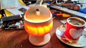 Декоративная поделка из остатков бракованной древесины.