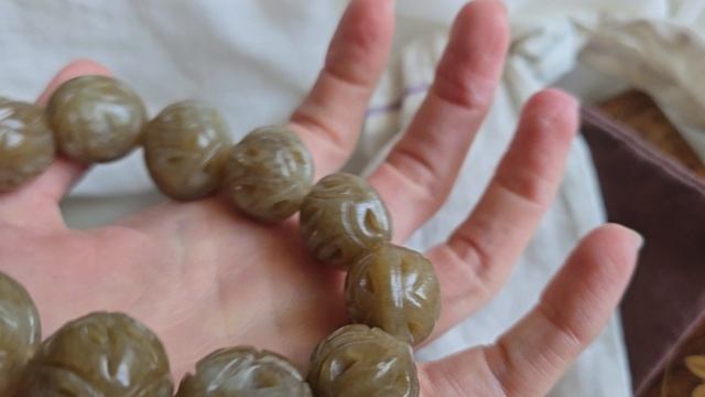 Нефритовый браслет крупные бусины 22мм. Медовый