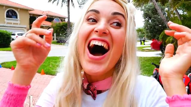 Влад и Никита играют с каретои принцессы