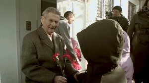 Ветеранов поздравляют с наступающим 9 мая в российских регионах.