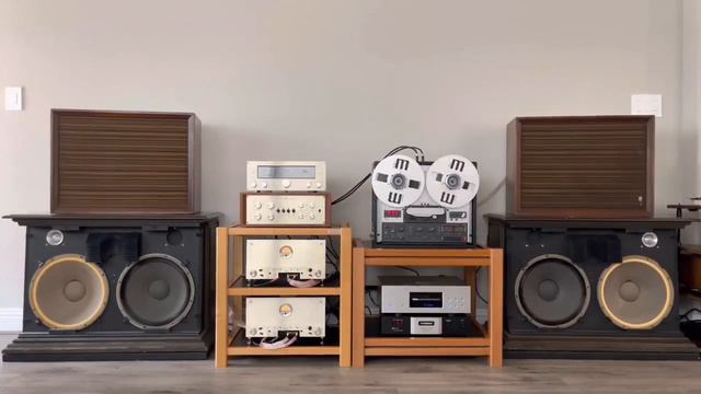 В глазах твоих вижу мерцание огней (текст Мир Единого + ИИ, англ. версия)