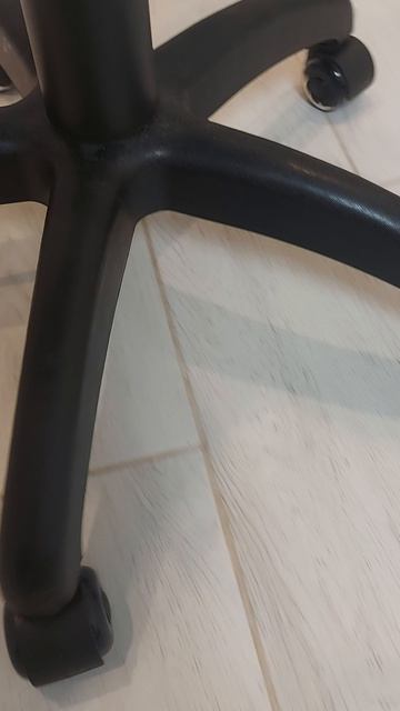 сравнение пластиковых и силиконовых колес для офисного кресла.mp4