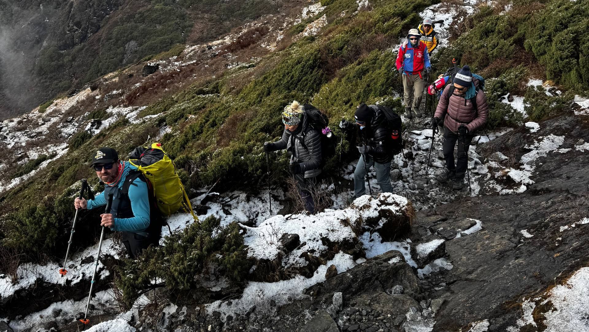 Группа Клуба 7 Вершин 5050 на спуске к селению Коте по дороге к Мера Пик