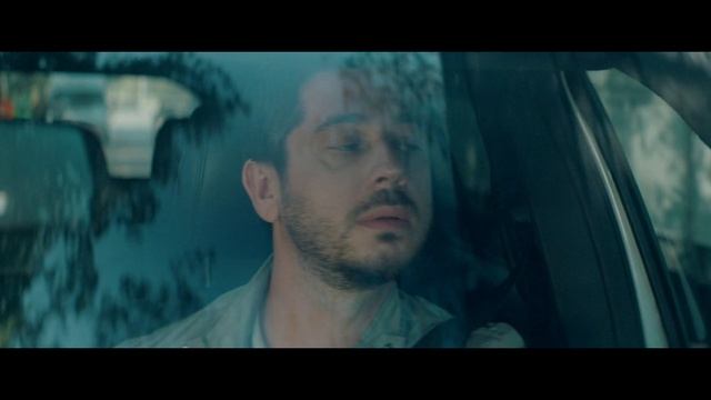 Фильм Батя (2021)Батя учит упавшего маленького Макса терпеть боль