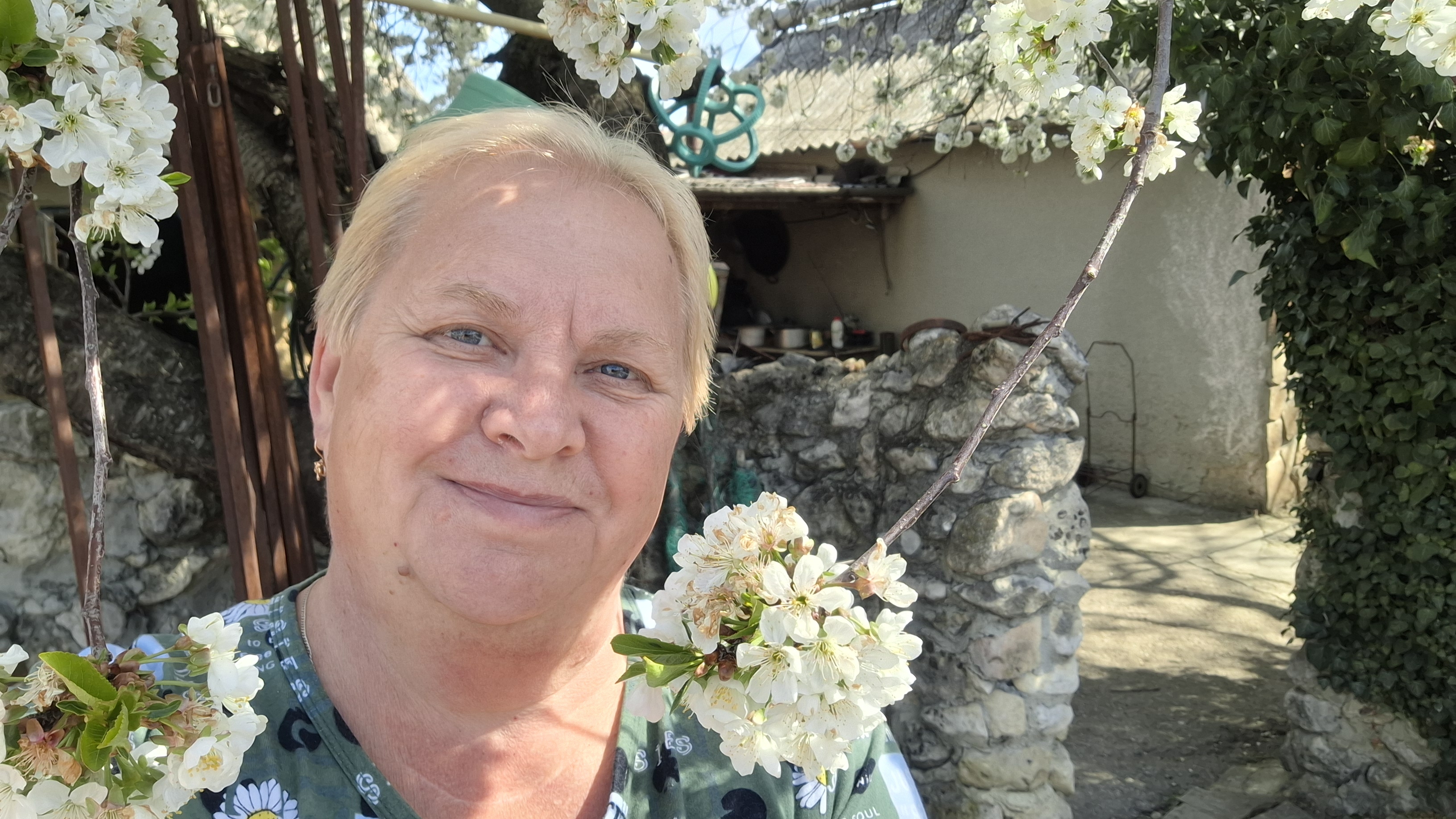 475. Привет из Крыма.  Только собрались в огород а тут поломка.  Покрасила сыр. 29.04.26.