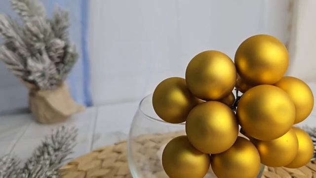ГРОЗДЬ стеклянных матовых шариков на проволоке 12 шаров по 25 мм цвет: насыщенный золотой 2000694