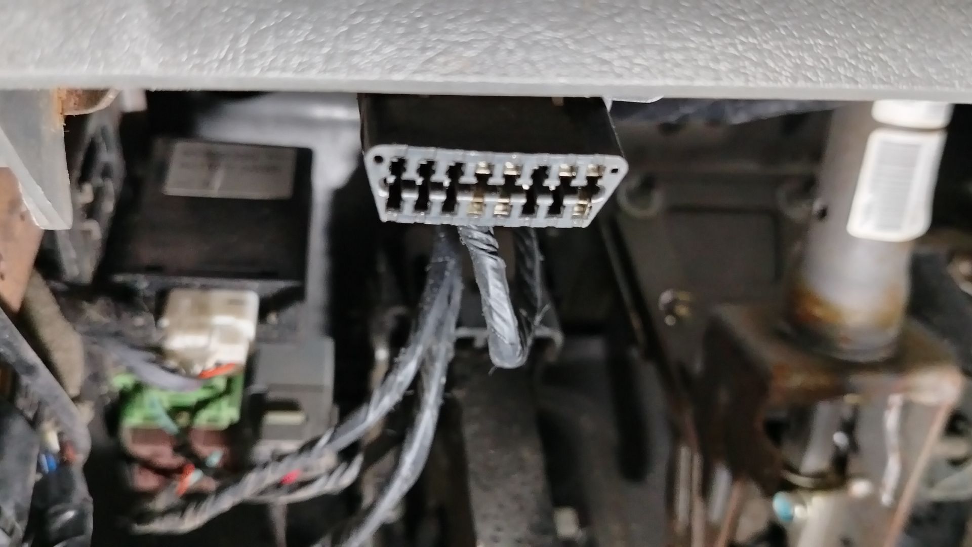 Где находится диагностический разъем Шивроле Лачети