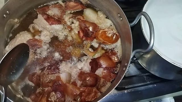 Андрей дежурный на кухне. Грудинка в луковой шелухе