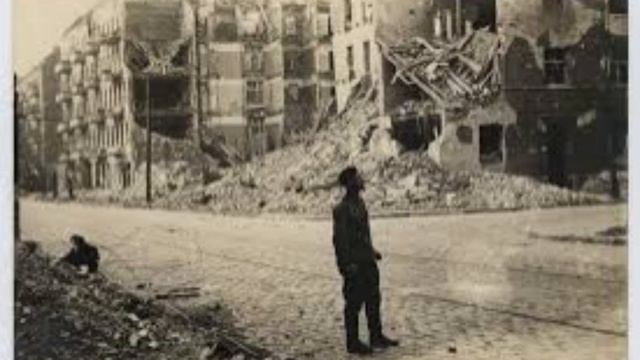 81 год назад - Советские воины водрузили Знамя Победы над рейхстагом в Берлине