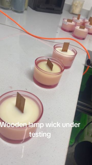 Деревянный фитиль для свечи проходит испытания