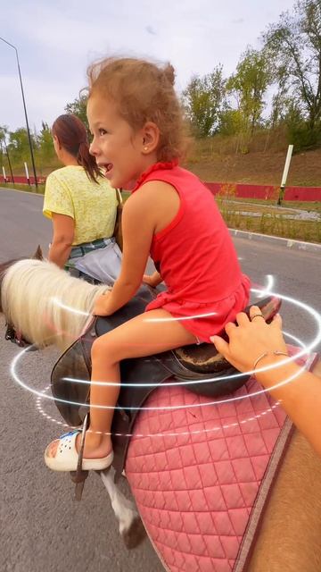 Саша катается на пони 🐴