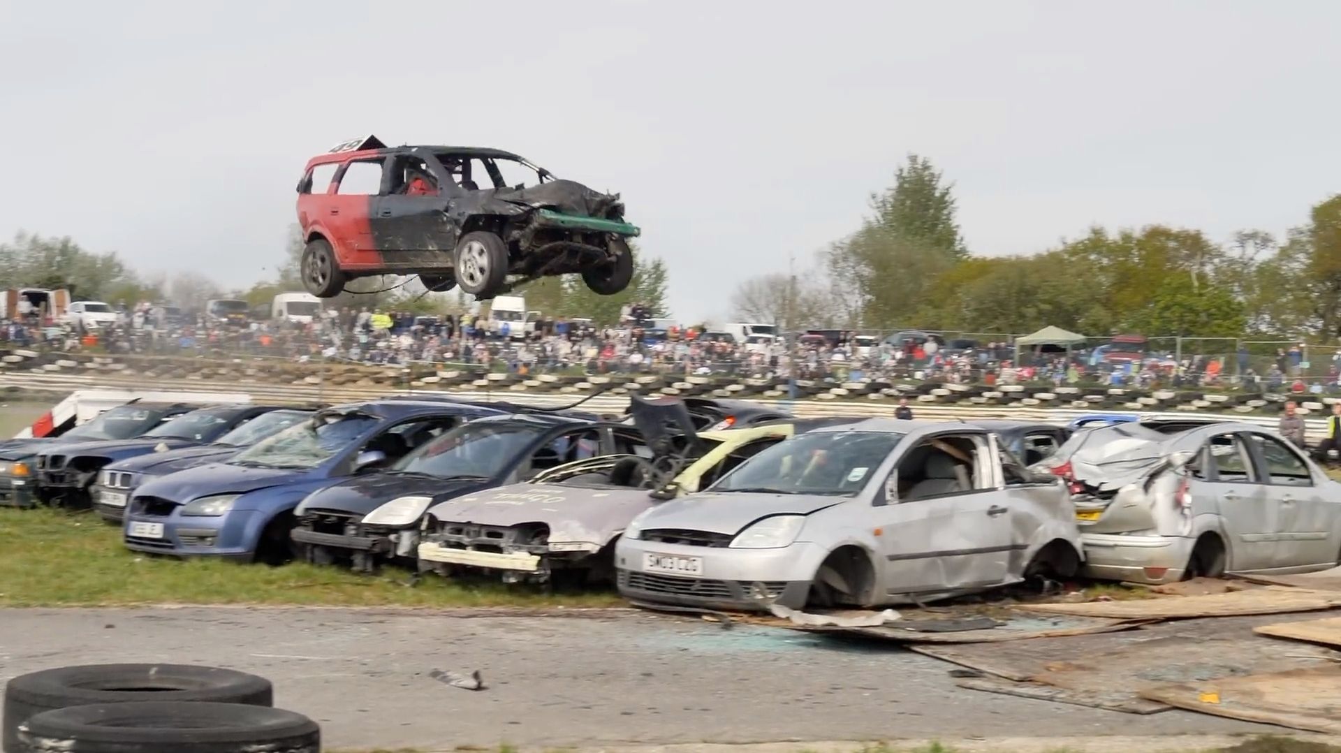 Экстремальные прыжки: машины бросают вызов гравитации