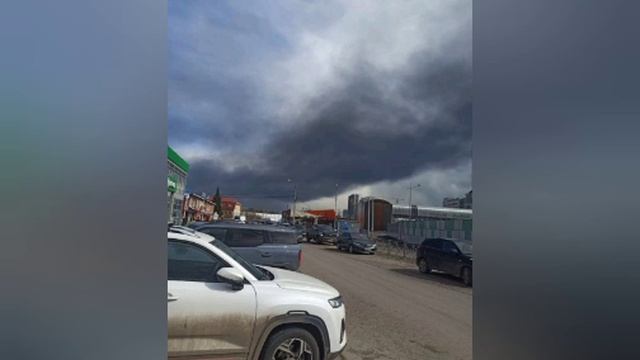 ⚡️Небо заволокло густым чёрным дымом после атаки беспилотников в Перми, — СМИ.