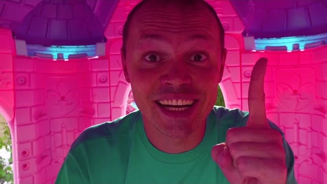 Катя и Макс играют с надувашкой