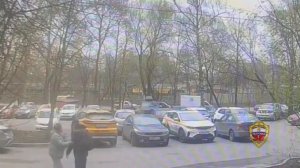 В Москве мужчина повалил женщину с ног и украл цепочку с кулоном: видео.