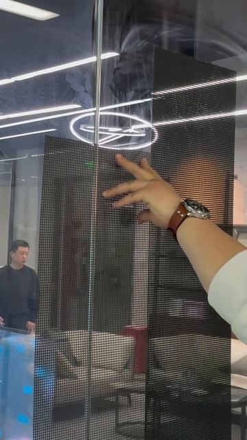 Сеточные светодиодные экраны на стекло для проецирования видео и изображения.