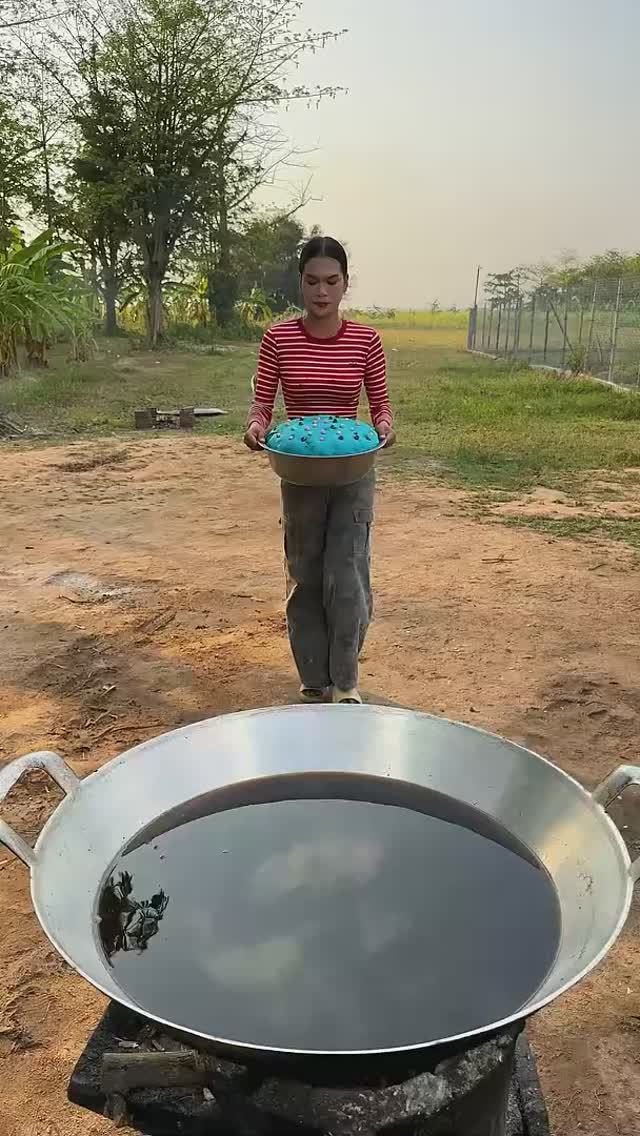 Готовим аппетитный пирог во фритюре с соусом.