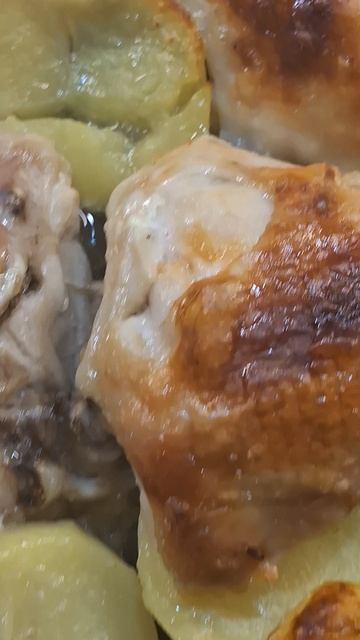 Вкусный ужинЗапечённый картофель с куриными бедрышками в духовкееда курица картофель