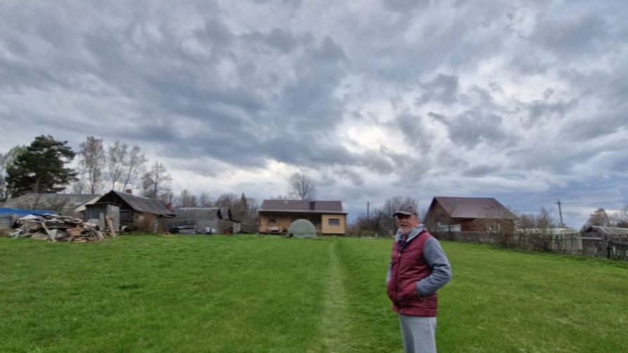 ХОТЕЛА ПОБЕЛИТЬ КУРЯТНИК, НЕ ПОЛУЧИЛОСЬ, ПОБЕЛИЛА ДЕРЕВЬЯ. ЛЁШИК С МАСТЕРОМ ЗАНИМАЮТСЯ ЗАБОРОМ.