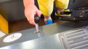 Крис и мама делают покупки в магазине игрушек