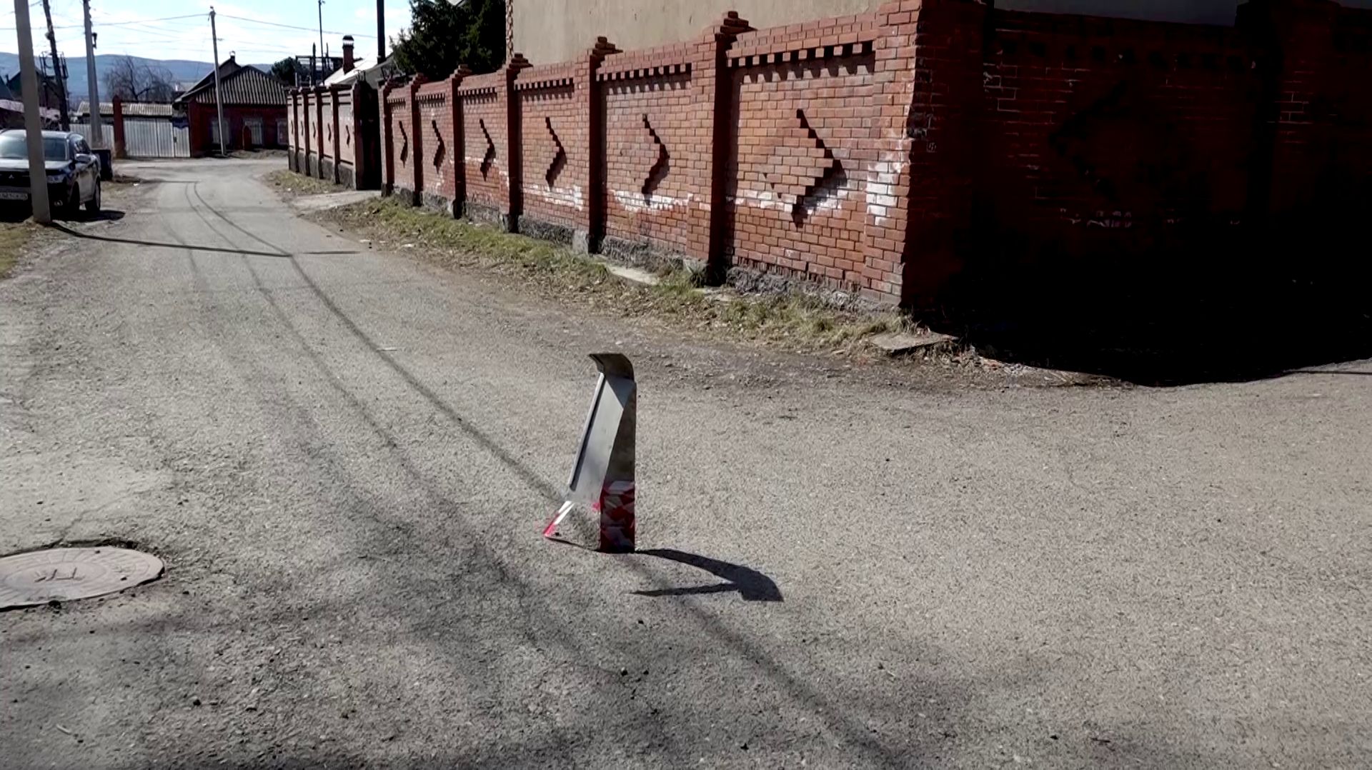 ДОРОЖНЫЙ ПРОВАЛ ЗАТКНУЛИ ДЕРЕВЯННЫМ КОЛЫШКОМ