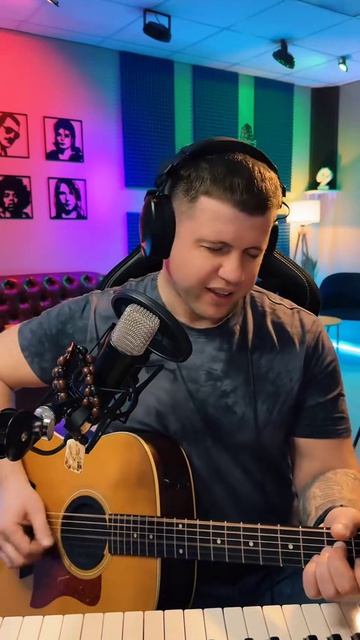 А ты стоишь на берегу в синем платье