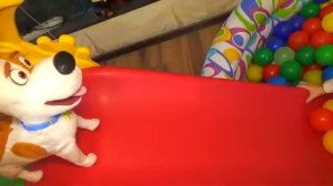 Распаковка игрушек и как Макс сгрыз волшебную палочку - Видео для детей [get.gt]