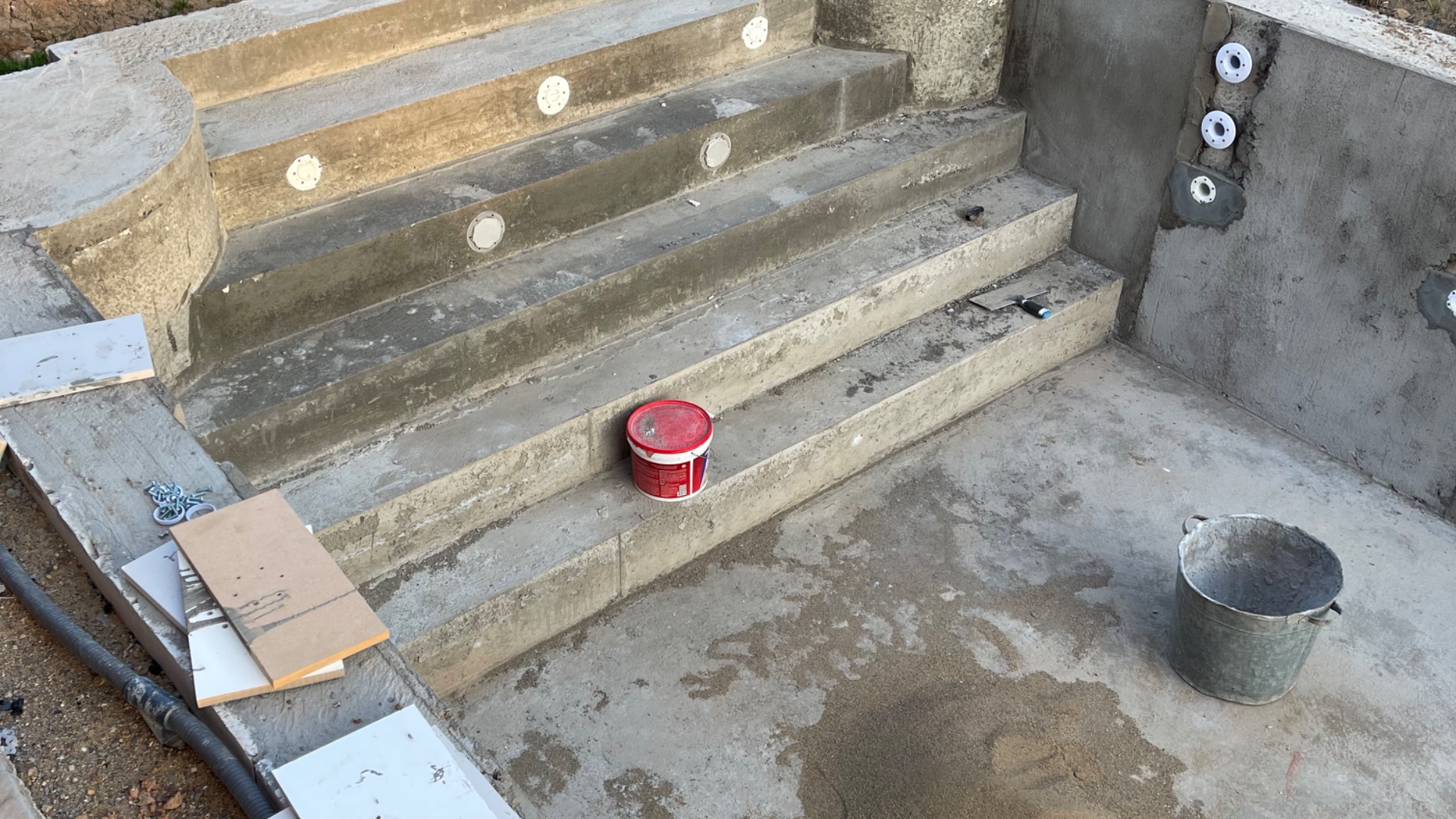 Монтаж форсунок в стеновой проход для бетонного бассейна