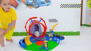 Влад и Никита играют с игрушечными машинками и новым игровым набором