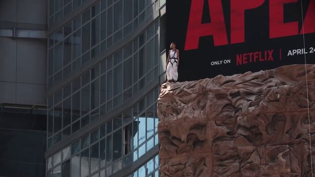 Шарлиз Терон залезла на билборд, чтобы анонсировать премьеру на Netflix