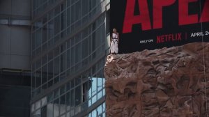 Шарлиз Терон залезла на билборд, чтобы анонсировать премьеру на Netflix
