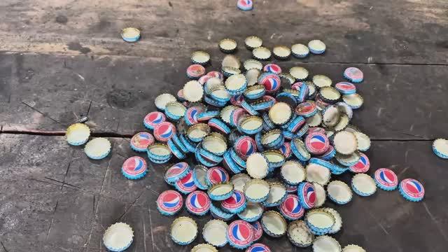 Нож из крышек от стеклянных бутылок