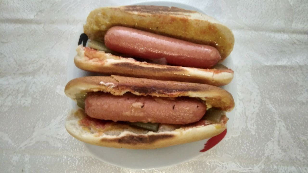 Хот-дог с жареным луком и солеными огурцами