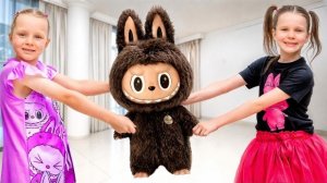 Даша и Стефи делятся своей любимой игрушкой с друг другом