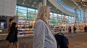 Аэропорт Куала-Лумпура транзитом. Очень хочу спать! Самый большой Старбакс! Прилетели на Бали!