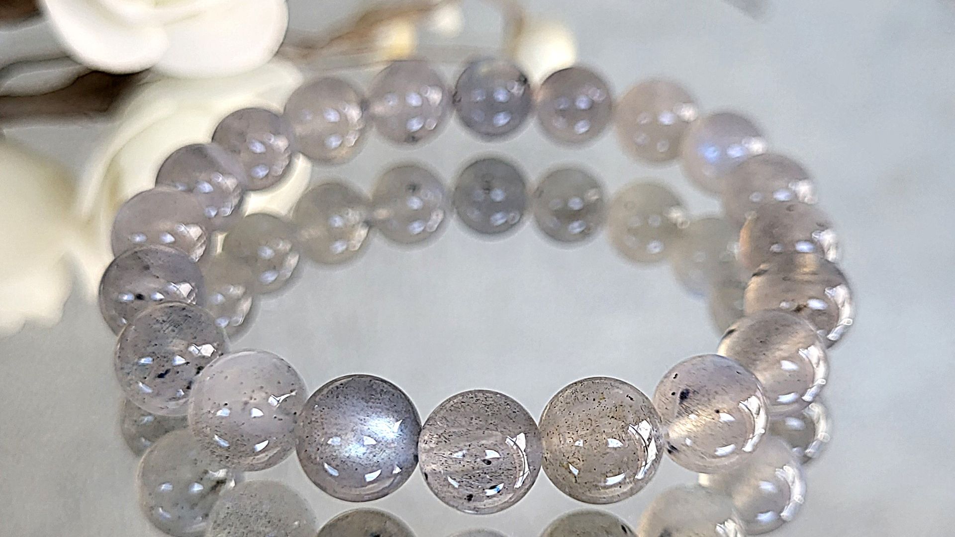 Браслет из лабрадора шарик 9 мм.