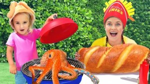 Алиса и тётя играют в ресторан с самыми весёлыми гостями!