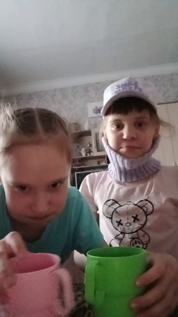 яся повторяет за мной с водой