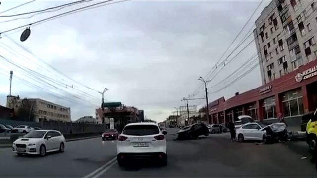 Авария в Омске на улице Карла Маркса 36